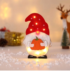 Nahaufnahme der leuchtenden Zwerg-Dekoration mit warmen LEDs und kleinem Kürbis-Element