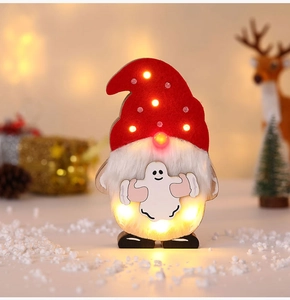 Detail der leuchtenden LED-Wichtel-Deko mit warmgelbem Licht für festliche Atmosphäre