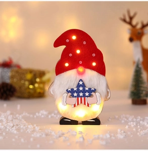 Nahaufnahme von LED leuchtendem Weihnachts-Zwerg aus Holz mit US-Flaggenmuster