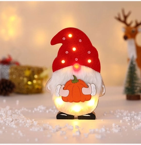 Leuchtendes Weihnachtswichtel-Ornament mit LED-Licht, Plüschbart und Kürbis-Detail