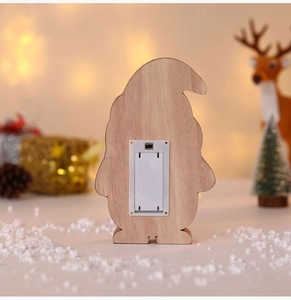 Detail der Rückseite der Holzgnom-Deko mit Batteriefach für die integrierte LED-Beleuchtung
