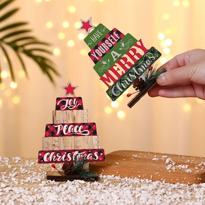 Weihnachtsbaum-Tischdeko aus Holz mit Karomuster, Tannenzapfen und Beeren-Verzierung