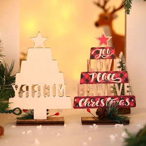 Weihnachtsbaum-Tischdeko aus Holz mit Karomuster und festlichen Weihnachtsgrüßen