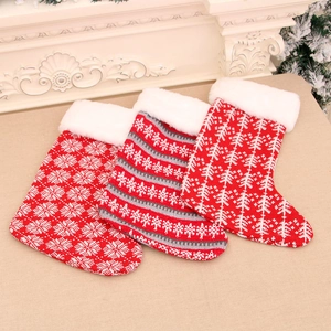 Set van 3 rood-witte gebreide kerstsokken met bontranden en verschillende feestelijke patronen