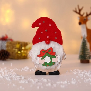 Weihnachts-Wichtel aus Holz mit roter Filzmütze und festlichem Dekokranz