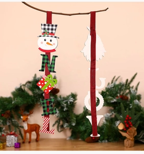 Dettaglio di ornamenti natalizi in legno NOEL e JOY con motivi scozzesi e Babbo Natale