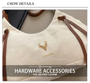 Vue détaillée du cuir marbré blanc et de la quincaillerie tête de cerf dorée sur le sac