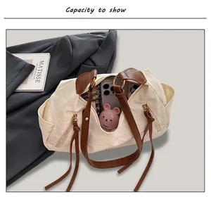 Intérieur spacieux du sac cabas plissé beige montrant les essentiels et le zip doré
