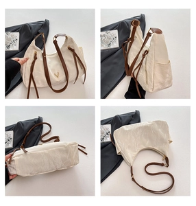 Vues détaillées d'un sac hobo blanc texturé avec logo cerf doré et bandoulière marron