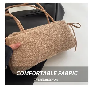Détail d'un sac cabas en peluche beige avec texture frisée et décoration de nœud latéral