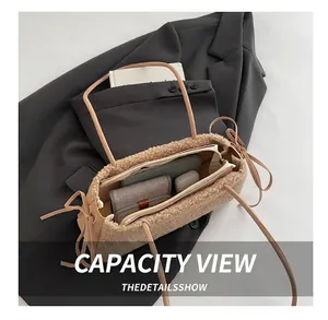 Vue de dessus du sac cabas en peluche kaki montrant sa grande capacité pour les accessoires