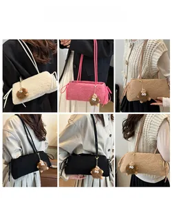 Vues multiples de mini sacs à bandoulière en laine d'agneau avec nœud et breloque peluche