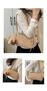Dettaglio della borsa a spalla beige in peluche con fiocchi a coulisse e charm pupazzo
