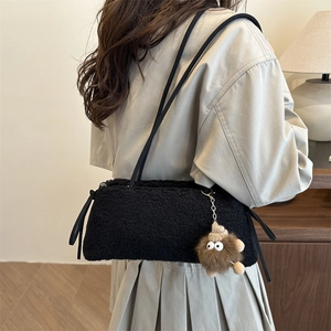Borsa a spalla in peluche nera con ciondolo carino per la moda autunno-inverno