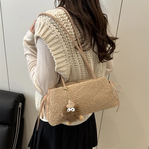 Elegante borsa a spalla in peluche marrone con ciondolo a mostro per l'autunno