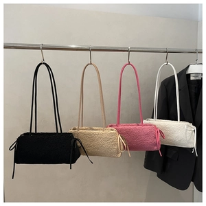 Détail de sacs bandoulière en peluche avec nœuds décoratifs sur le côté en quatre couleurs