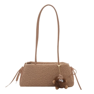 Borsa a spalla in pile marrone da donna con un simpatico ciondolo a forma di mostro