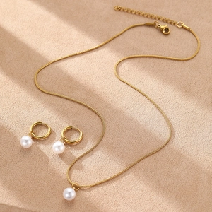 Détails de l'ensemble bijoux en perles dorées avec collier chaîne et boucles d'oreilles
