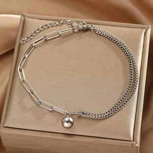 Bracelet de cheville asymétrique en acier inoxydable avec pendentif boule en métal poli