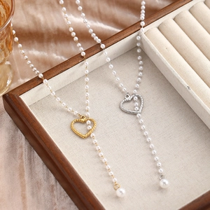 Colliers élégants en perles d'acier inoxydable avec pendentifs en cœur or et argent