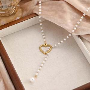 Collier en perles en Y élégant avec pendentif coeur évidé doré sur fond en lin