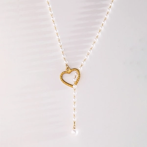 Élégant collier en Y en acier doré avec pendentif cœur ajouré et perles blanches