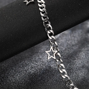 Collana d'argento con ciondoli a stella traforata e catena cubana dallo stile hip-hop