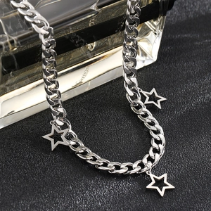 Collana in acciaio inossidabile lucido con tre ciondoli a stella vuoti su fondo nero