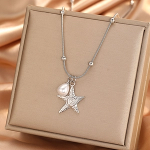 Collana con ciondolo a stella marina e perla in acciaio inossidabile argento lucido