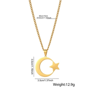Détail du pendentif lune et étoile avec dimensions : 3,5 cm de long et chaîne 65 cm