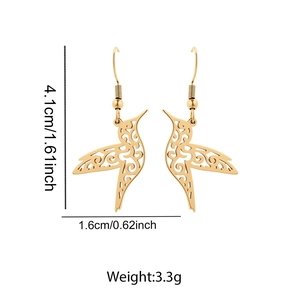 Détail de boucles d'oreilles colibri dorées avec dimensions 4,1cm et poids de 3,3g