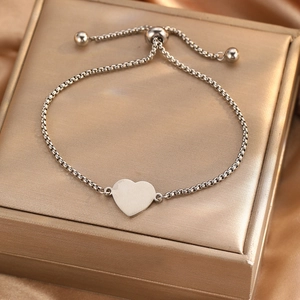 Bracelet chaîne box avec pendentif cœur minimaliste et fermoir réglable sur soie