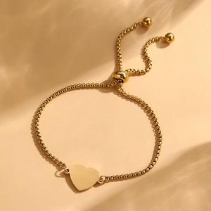 Détail d'un bracelet pendentif cœur doré avec chaîne vénitienne et fermoir réglable