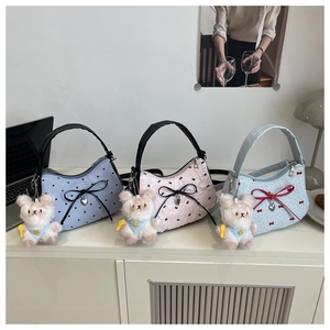 Vue détaillée de sacs à main élégants avec nœuds à pois et breloque d'ours en peluche