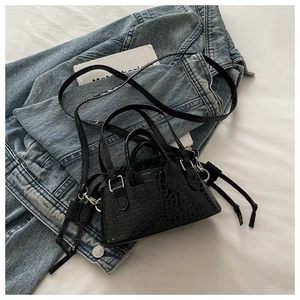 Détail du sac à main noir motif pierre avec boucles argentées et pochette intérieure