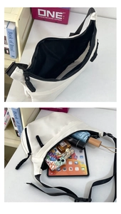 Grote witte crossbodytas met binnenkant vol met dagelijkse benodigdheden