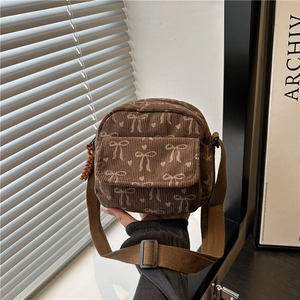 Sac bandoulière en velours côtelé marron avec motifs cœurs et nœuds et sangle