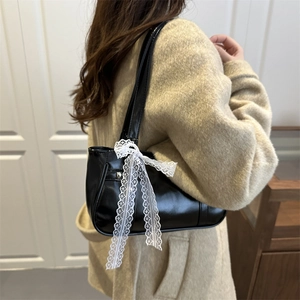 Borsa a spalla chic nera lucida con fiocco in pizzo bianco per lo stile autunno inverno