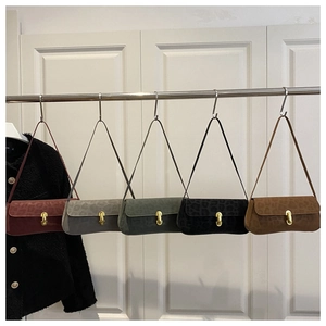 Detailansicht der matten Unterachseltaschen mit Leopardenmuster und goldener U-Schnalle