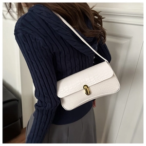 Détail du sac à bandoulière blanc à motif crocodile avec fermoir doré poli