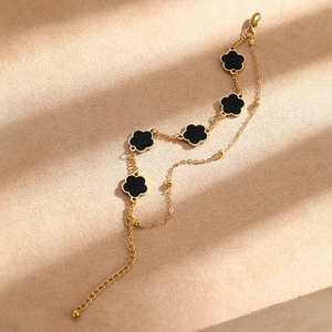 Zweilagiges goldenes Kleeblatt-Armband mit schwarzen Blumenanhängern und Goldperlen