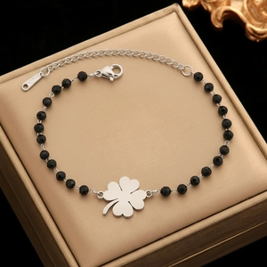 Bracelet trèfle à double rangée avec perles noires facettées et pendentif en acier inoxydable