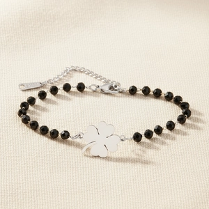Bracelet double en perles noires avec pendentif trèfle argenté et fermoir mousqueton