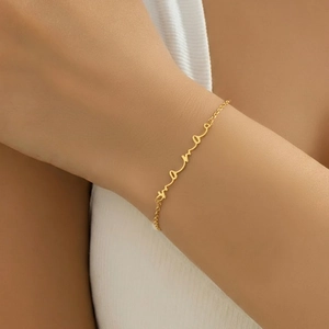 Bracelet élégant en acier inoxydable doré avec pendentif mama minimaliste pour femmes