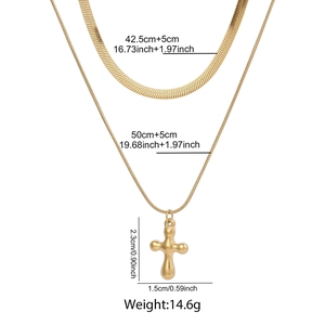 Dimensions détaillées du collier double couche avec pendentif croix dorée et chaîne
