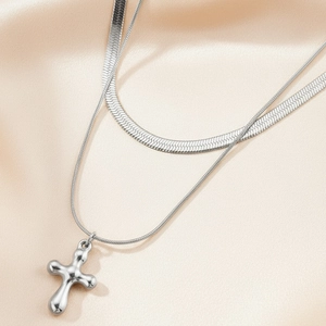 Collier double rang en acier inoxydable argenté avec chaîne serpent et pendentif croix