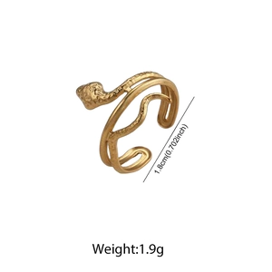 Détail de bague serpent en or 18 carats avec texture martelée et anneau ajustable