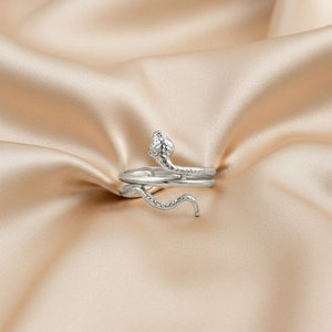 Bague serpent argentée en acier inoxydable avec écailles détaillées et anneau ajustable
