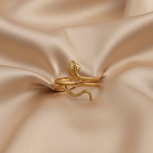 Gros plan détaillé d'une bague serpent plaquée or 18 carats avec texture martelée