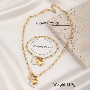 Détails de parure dorée montrant les dimensions du collier et bracelet maille trombone et cœur